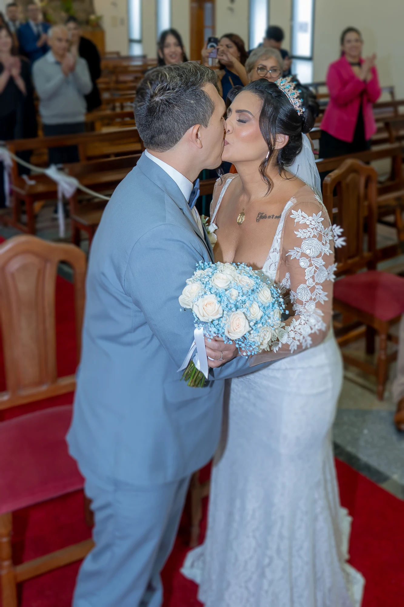 Un beso durante la ceremonia, con los invitados como testigos.
