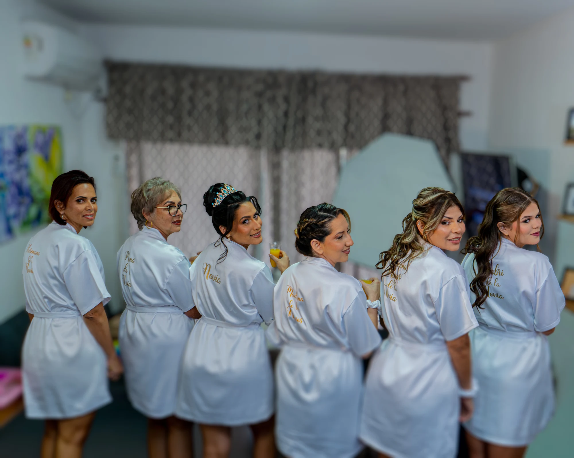 Las batas blancas y una mirada compartida antes de la celebración.