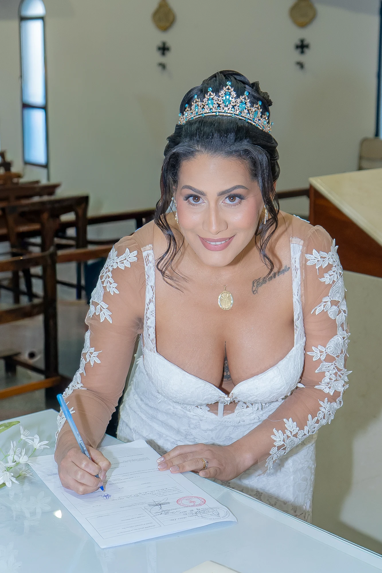 La novia hace una pausa y mira a cámara durante la firma.