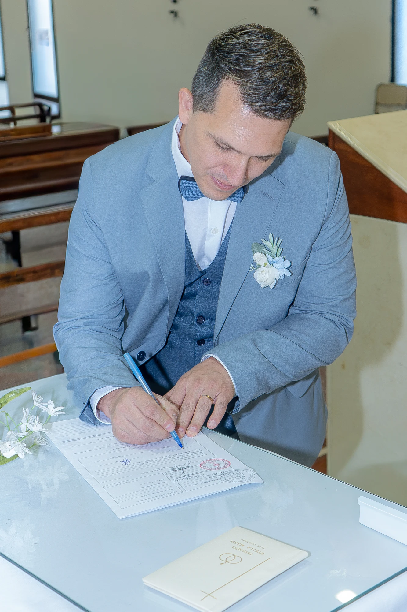 El novio firma: otro gesto que completa el relato de la ceremonia.