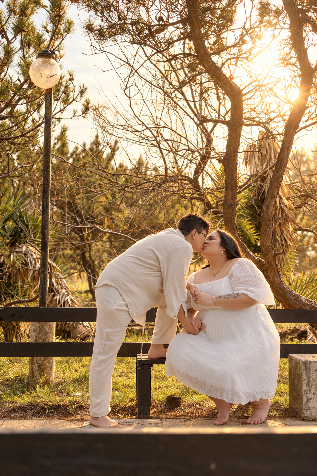Un beso al atardecer — pareja en el bosque con luz dorada, Dudiver Photos