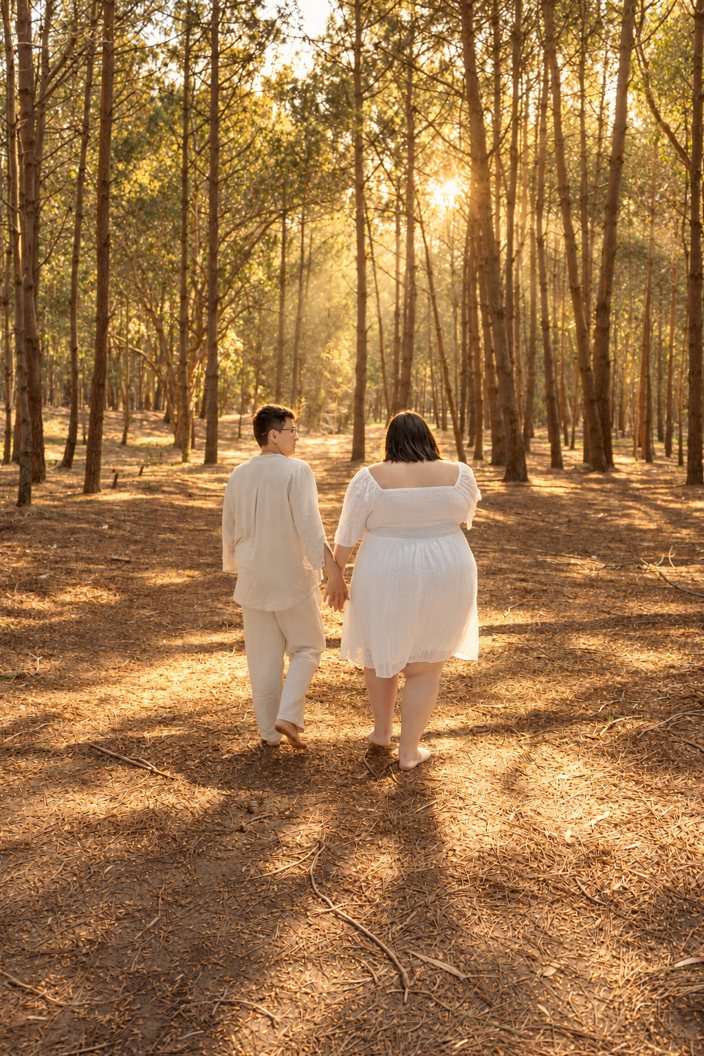 De la mano — pareja en el bosque con luz dorada, Dudiver Photos